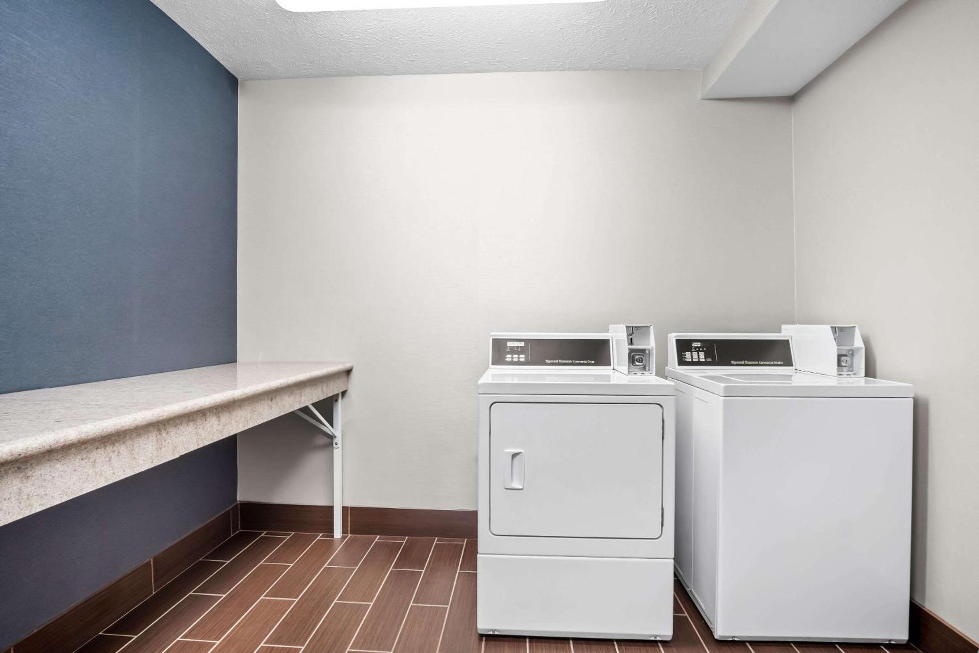 Comfort Inn Cadillac Bagian luar foto