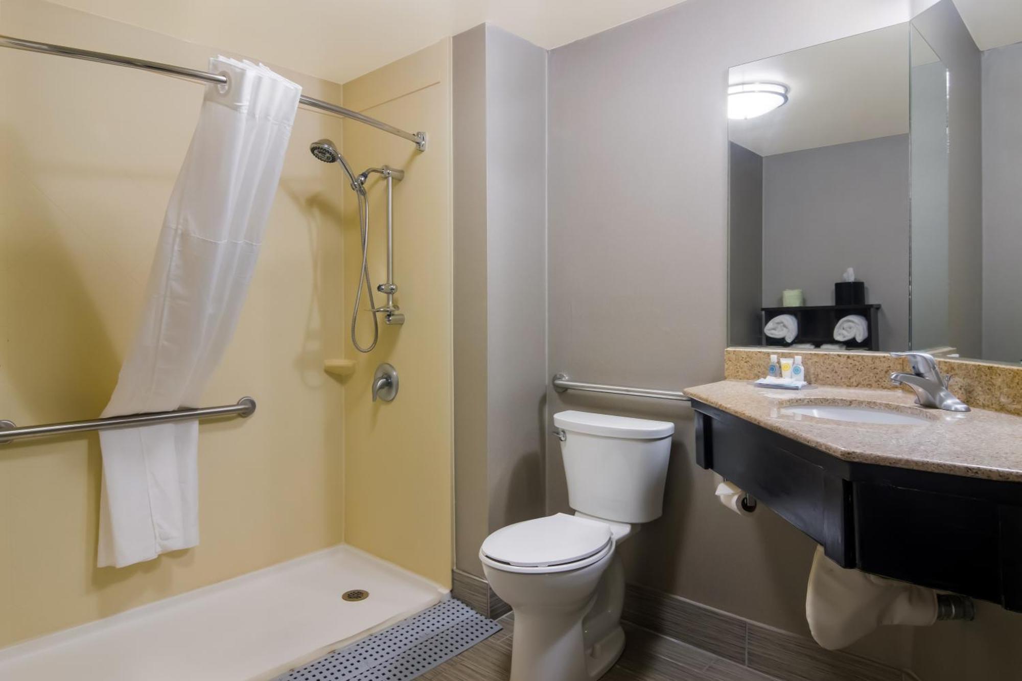 Comfort Inn Cadillac Bagian luar foto