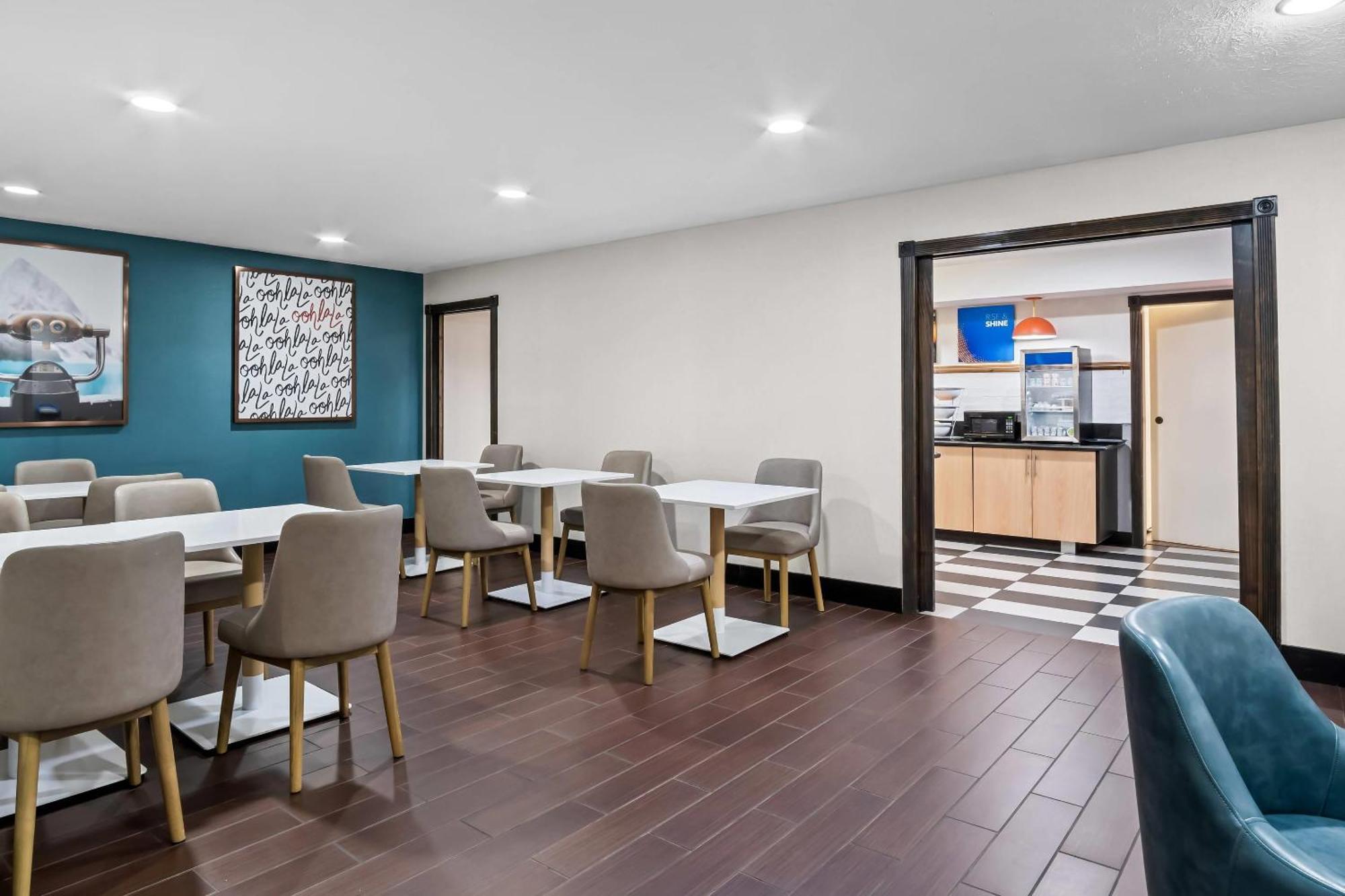 Comfort Inn Cadillac Bagian luar foto