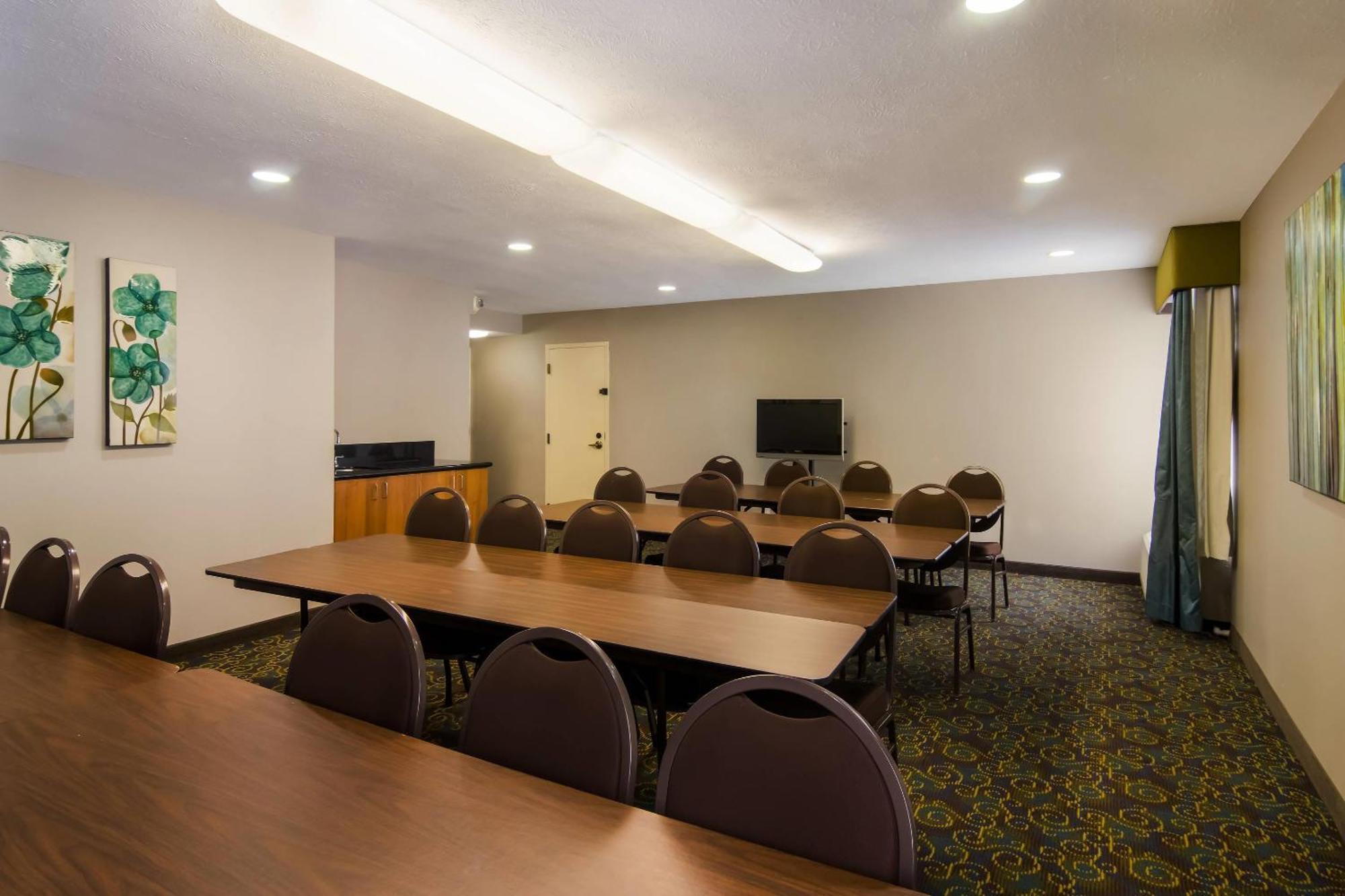 Comfort Inn Cadillac Bagian luar foto