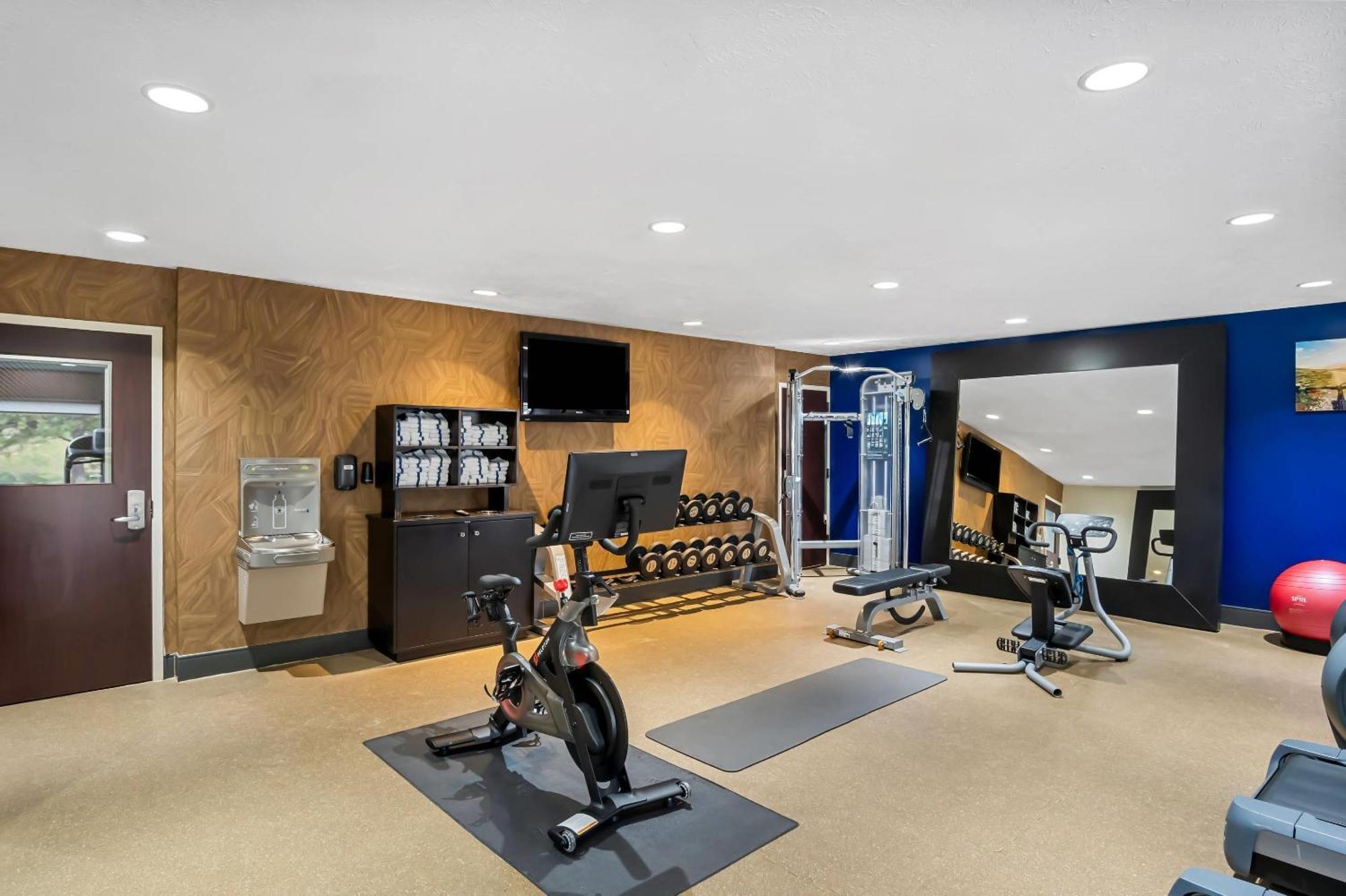 Comfort Inn Cadillac Bagian luar foto