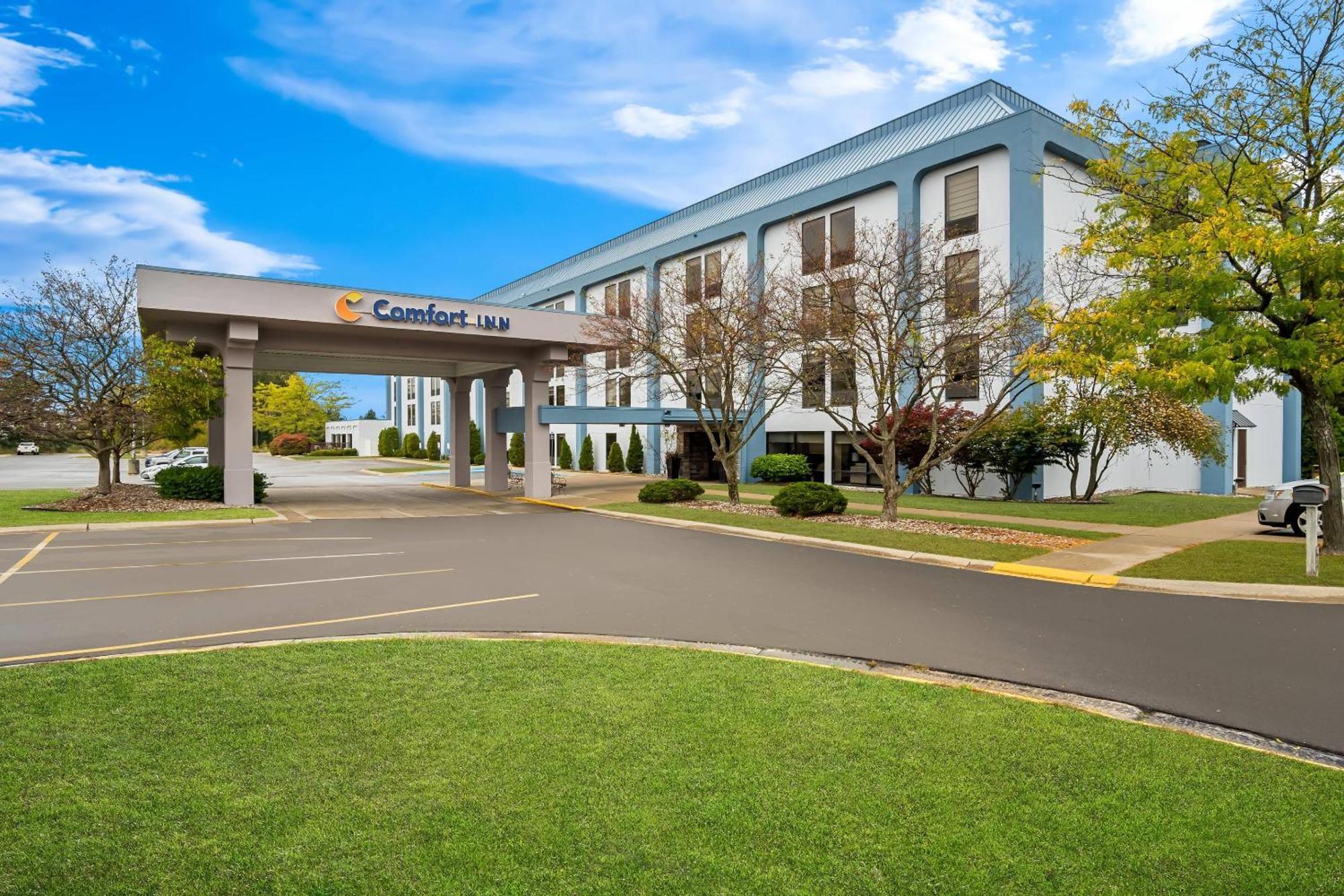 Comfort Inn Cadillac Bagian luar foto